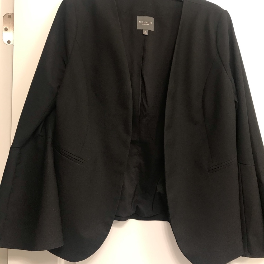 Limited Size 10 bell sleeved jacket! Black